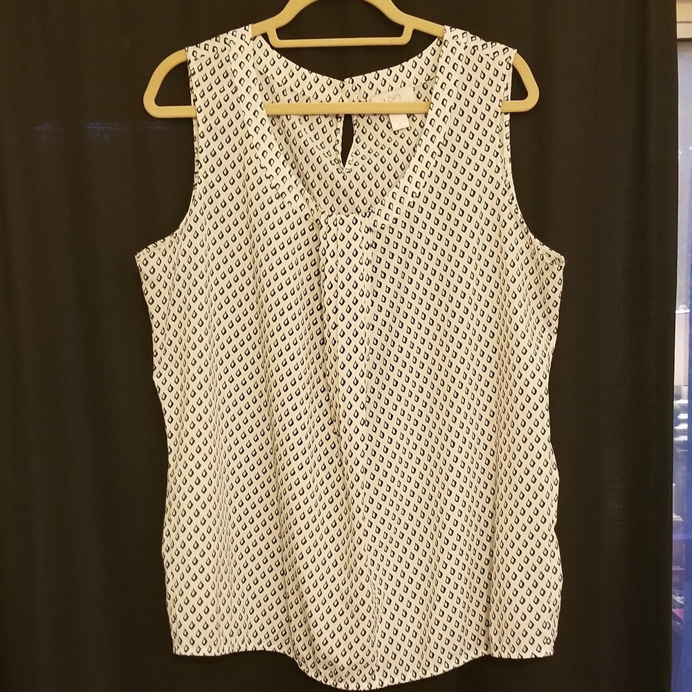 Sleeveless patterned blouse